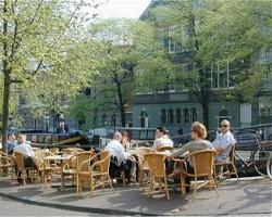 Terras aan de gracht