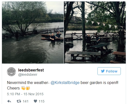 Mannen drinken bier ondanks overstroming van terras
