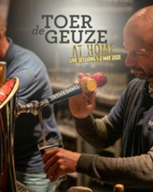 Toer de Geuze man tapt bier