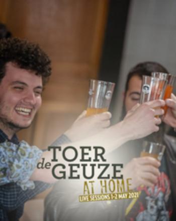 Mensen proosten met elkaar