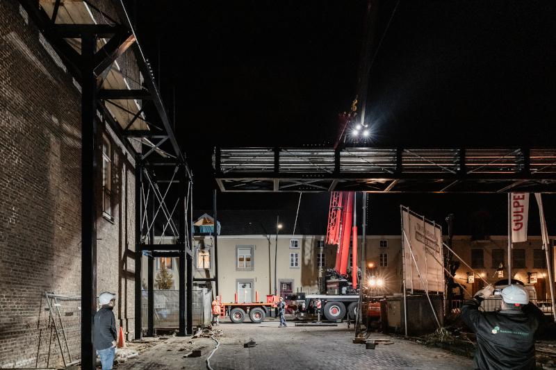 Werkzaamheden tijdens plaatsing Gulpener bierbrug