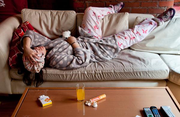 Ziek op de bank thuis