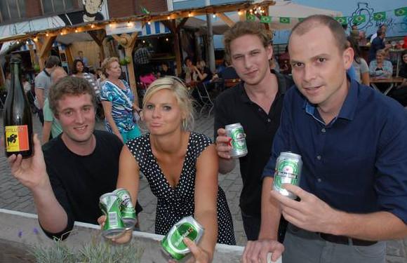 sippe mensen met heineken