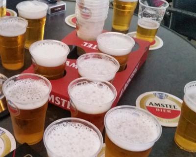 Bier in plastic bekers