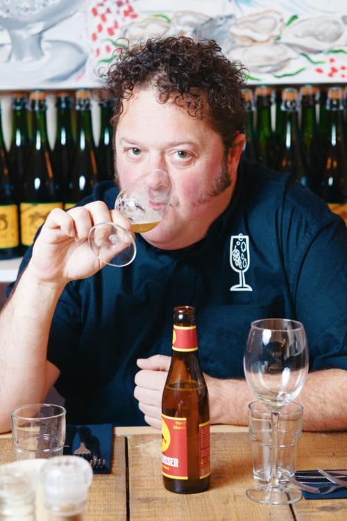 Arvid drinkt een biertje