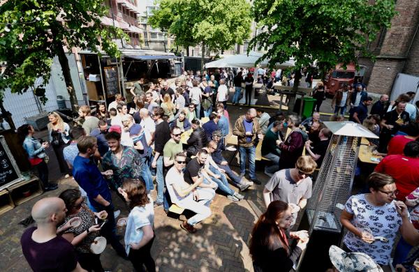 Biertje drinken in de buitenlucht
