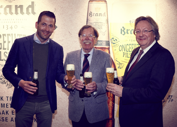 Meesterbrouwer Michel Bormans, oud-directeur Thijs Brand en smaakprofessor Peter Klosse proosten op de introductie van Brand Ongefilterd Pilsener
