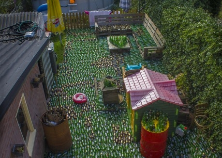 Tuin vol bierflesjes