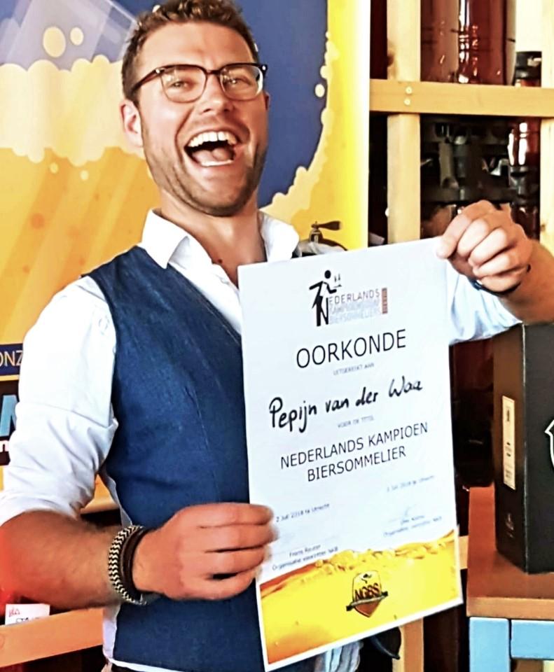 Blije Pepijn van der waa met een oorkonde in de hand