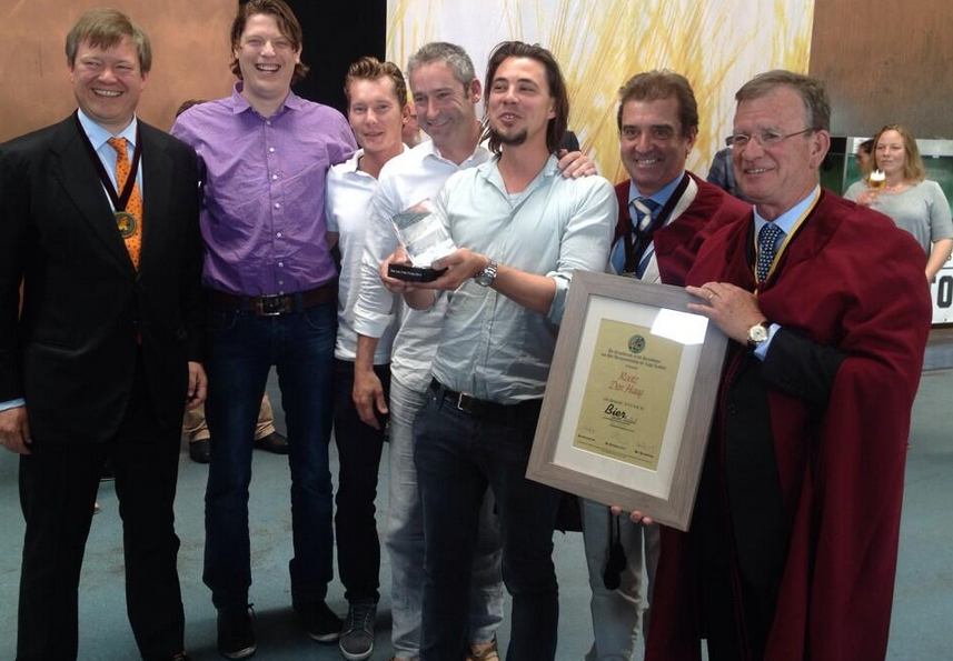 Rootz winnaar bier aan tafel trofee