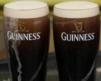 twee glazen gevuld met Guinness bier