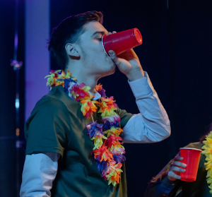 Jongen drinkt uit plastic cup tijdens Beer Pong