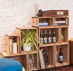 Stellage van kleine en grote Cornet houten kratten Stellage van kleine en grote Cornet houten kratten