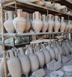 Amforen op een plank in Pompeii // Foto: Pixabay Amforen op een plank