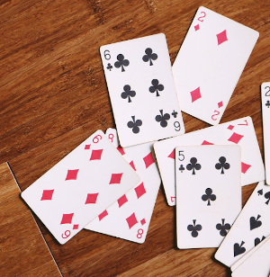 Speelkaarten op een houten tafel