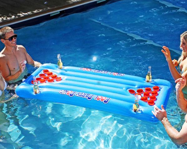 Beer Pong luchtbed in het zwembad