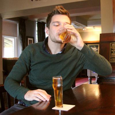 Man drinkt een half biertje