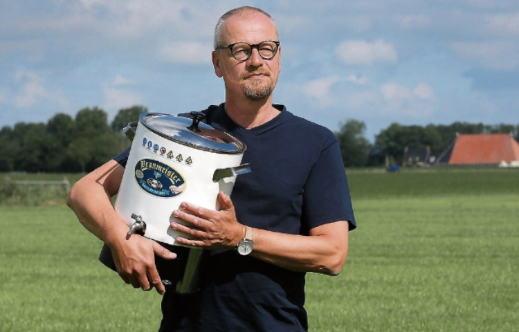Ulco de Jong van De Kroon op Leeuwarden in een weiland