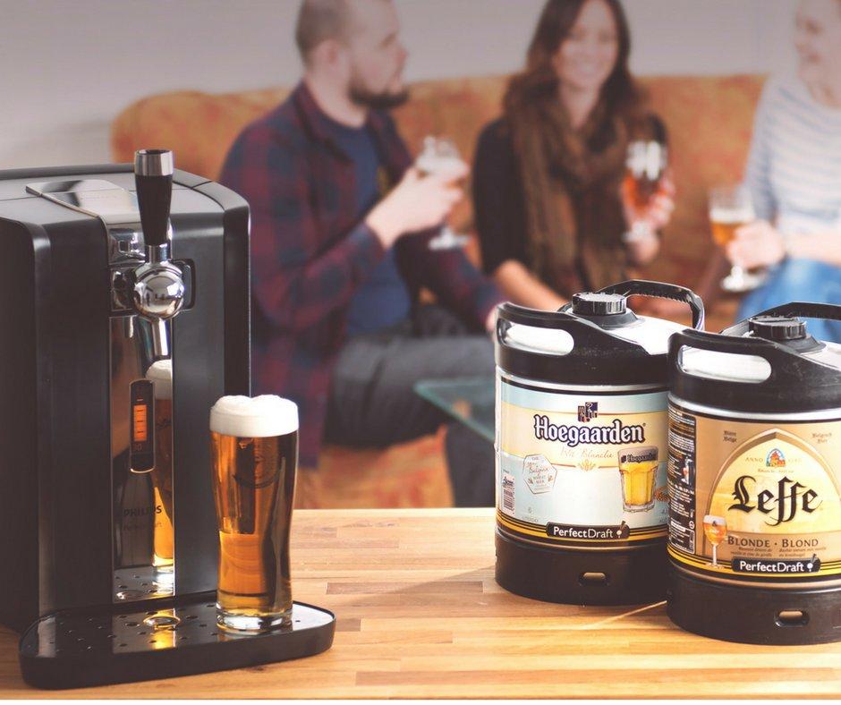 PerfectDraft biertap met mensen die een biertje drinken PerfectDraft biertap met mensen die een biertje drinken