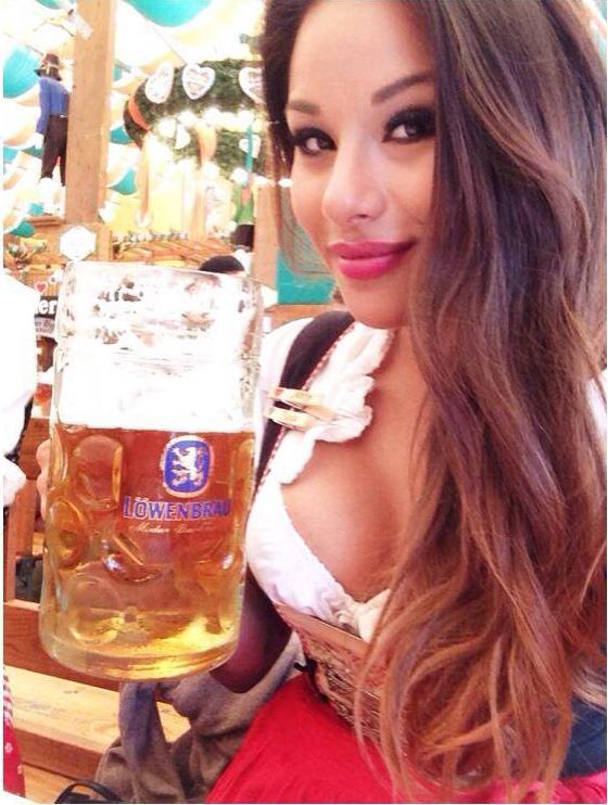 Knap meisje poseert met literpul bier