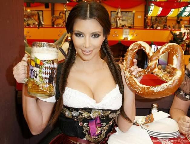 Kim Kardashian drinkt bier op Oktoberfest