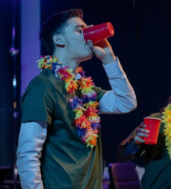 Adtje tijdens beer pong