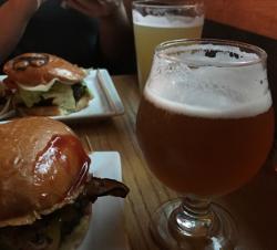 bier met een hamburger bier met een hamburger