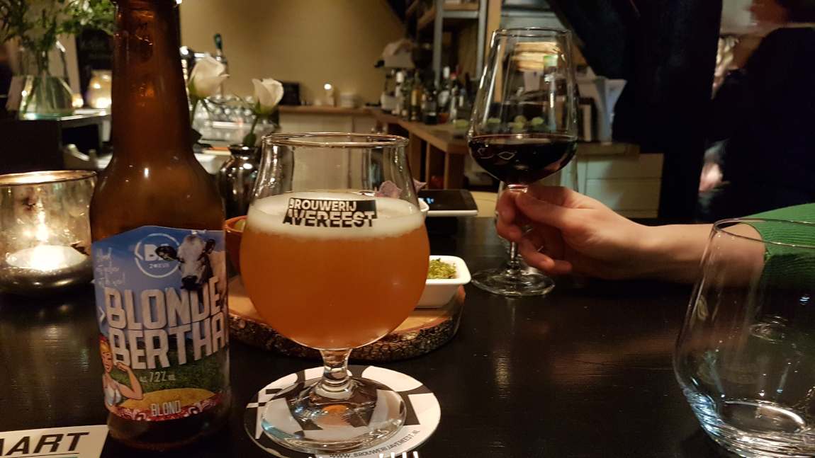 Blond bier en rode wijn in een restaurant