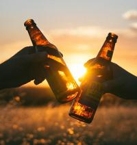 cheers met bier / pixabay cheers met bier / pixabay