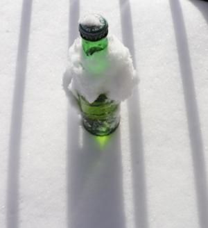 Heineken flesje in de sneeuw Heineken flesje in de sneeuw