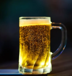 Koud bier met weinig schuim