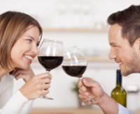 Man en vrouw proosten