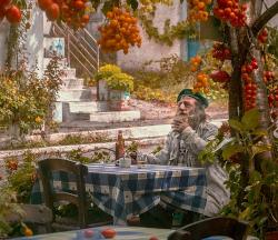 Oudere man met een drankje en een sigaretje Oudere man met een drankje en een sigaretje