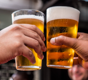 Proosten met bier Proosten met twee glazen bier