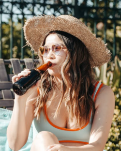 Vrouw drinkt bier in de zon / Pexels Vrouw drinkt bier in de zon