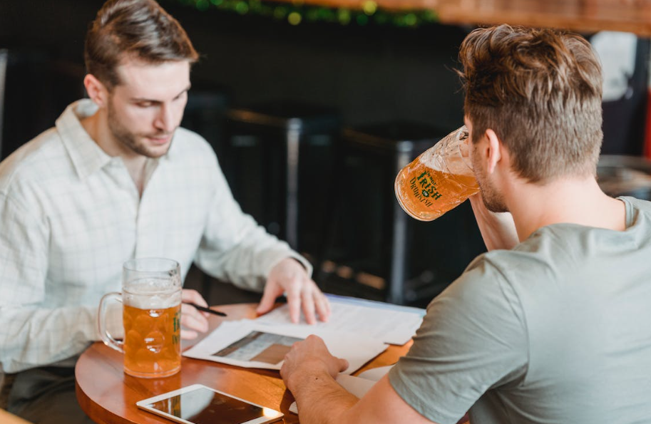 Werkoverleg met een biertje Werkoverleg met een biertje