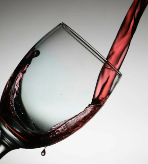 Wijn inschenken Wijn inschenken