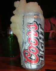 bevroren blikje met bevroren bier