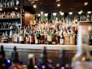 cocktailbar met drankflessen