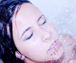 Meisje onder de douche