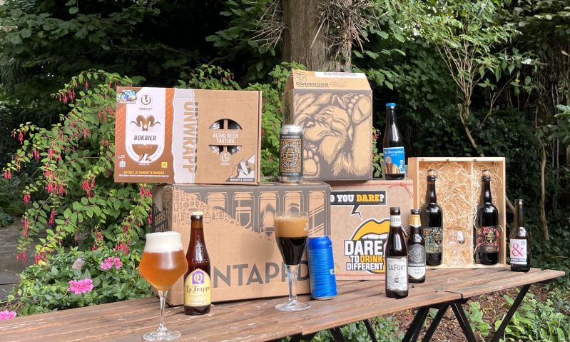 Bierpakketten en uitgeschonken biertjes op een tafel buiten