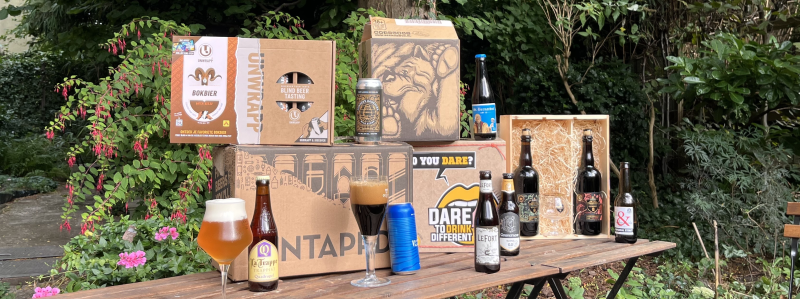 bierpakketten buiten op een tafeltje bierpakketten buiten op een tafeltje
