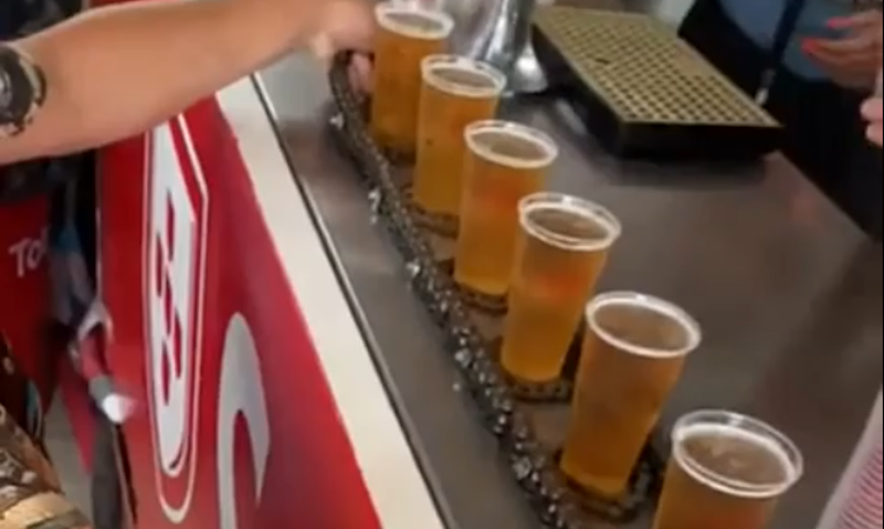 Handige bierdrager van ketting gemaakt