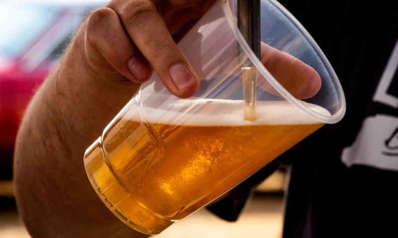 Bier tappen in plastic cup