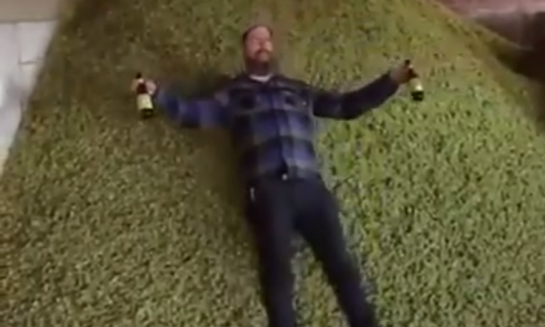 Voetballer drinkt bier tijdens wedstrijd