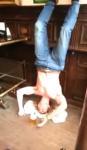 Ondersteboven bier drinken