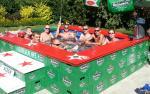 Zwembad van Heineken kratjes
