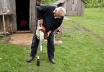 man opent bier met kettingzaag