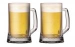Barvrouw gooit met volle bierpullen