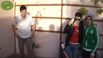 Man opent bierdop met trap